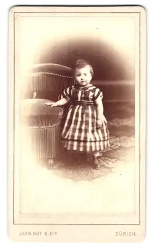 Fotografie Jean Gut & Cie, Zürich, Portrait kleines Mädchen im karierten Kleid