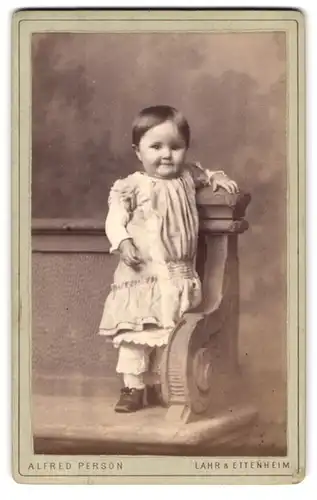 Fotografie Alfred Person, Lahr, Portrait kleines Mädchen in hübscher Kleidung