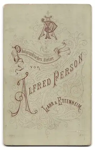 Fotografie Alfred Person, Lahr, Portrait kleines Mädchen in hübscher Kleidung