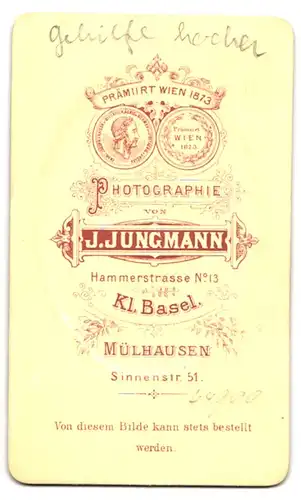 Fotografie J. Jungmann, Kl. Basel, Mülhausen, Sinnenstrasse 51, Portrait junger Mann im Anzug mit Fliege