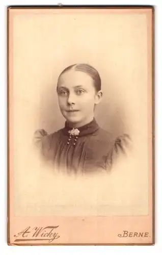 Fotografie A. Wicky, Berne, Portrait junge Dame mit zurückgebundenem Haar