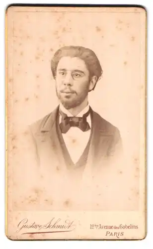 Fotografie Gustave Schmidt, Paris, 12 bis Avenue des Gobelins, Portrait junger Mann mit Zwicker und Backenbart