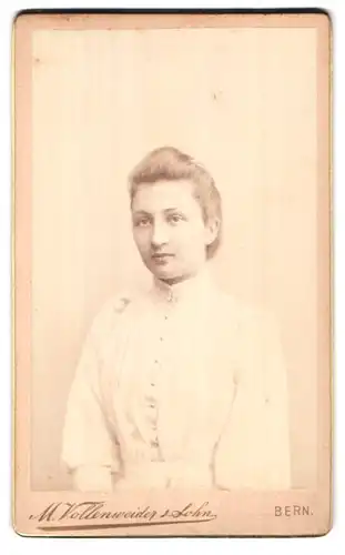 Fotografie M. Vollenweider & Sohn, Bern, Postgasse 68, Portrait junge Dame im hübschen Kleid