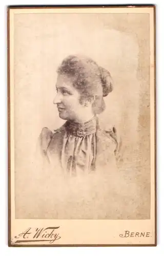 Fotografie A. Wicky, Berne, Portrait junge Dame mit Dutt