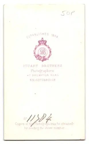 Fotografie Stuart Brothers, London, 47, Brompton Road, 47, Portrait ältere Dame im zeitgenössischen Kleid