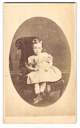 Fotografie Stuart Brothers, London, 47, Brompton Road, Portrait kleines Mädchen im hübschen Kleid