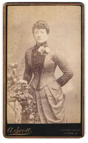 Fotografie Augustus Scott, London-W, Portrait junge Dame in modischer Kleidung