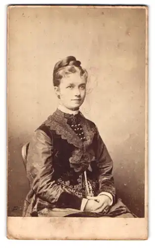 Fotografie Herbert Watzing, London, 1, Torriano Avenue, Portrait junge Dame in zeitgenössischer Kleidung