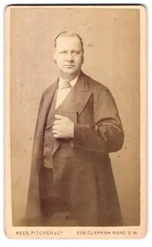 Fotografie Rees, Pitcher & Co., London-SW, 298, Clapham Road, Portrait älterer Herr im Mantel