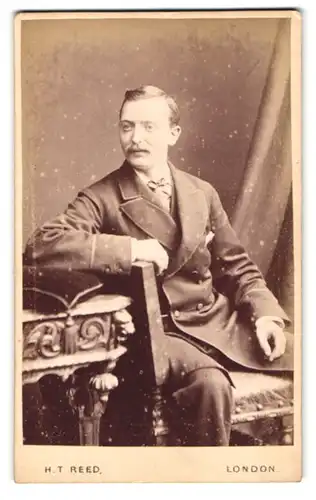 Fotografie H. T. Reed, London, Portrait modisch gekleideter Herr mit Oberlippenbart
