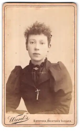 Fotografie Ward`s, London-SW, 346, Battersea Park Road, Portrait junge Dame im Kleid mit Kragenbrosche