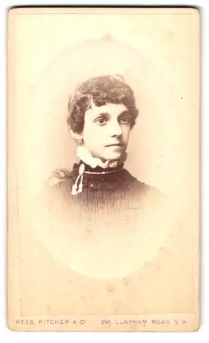 Fotografie Rees, Pitcher & Co., London-SW, 298, Clapham Road, Portrait junge Dame in hübscher Kleidung