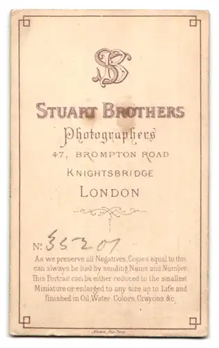 Fotografie Stuart Brothers, London, 47, Brompton Road, Portrait bürgerliche Dame in zeitgenössischer Kleidung
