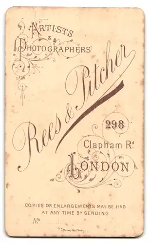 Fotografie Rees & Pitcher, London, 298, Clapham Rd, Portrait süsses Kleinkind im hübschen Kleid