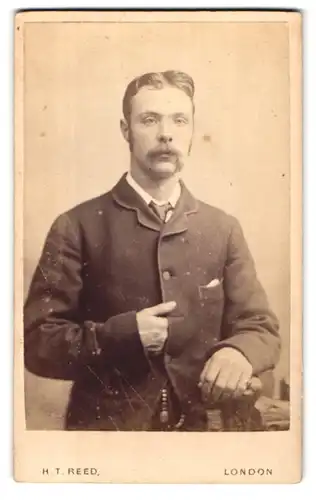 Fotografie Henry T. Reed, London, 16, Tottenham Court Road, Portrait modisch gekleideter Herr mit Walross-Bart