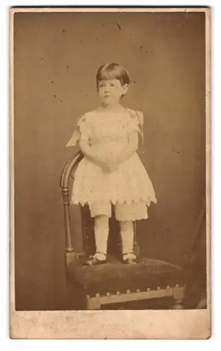 Fotografie Herbert Watzing, London, 1, Torriano, Portrait kleines Mädchen im weissen Kleid