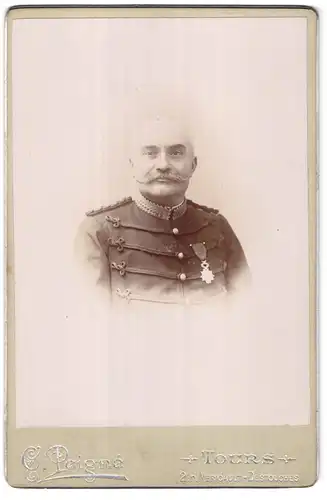 Fotografie C. Peigne, Tours, Nericault-Destouches 2, Portrait Soldat in Uniform mit Orden und Moustache