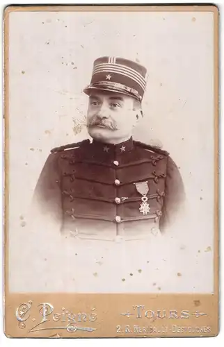 Fotografie C. Peigne, Tours, Nericault-Destouches 2, Portrait hochrangiger Soldat in Uniform mit Orden und Mütze