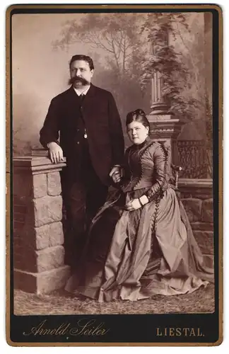 Fotografie Arnold Seiler, Liestal, Portrait Philologe Gustaf Adolf Seiler nebst Frau im Atelier