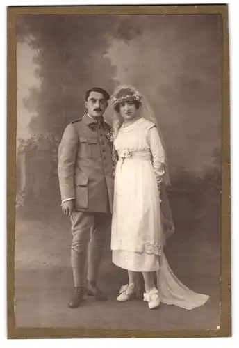 Fotografie Fotograf und Ort unbekannt, Portrait österreichischer Soldat in Uniform Rgt. 501, Kriegshochzeit