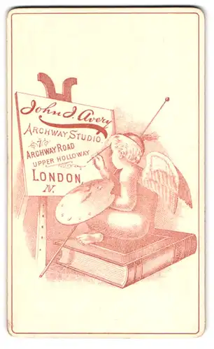 Fotografie John J. Avery, London, Archway Road, kleiner Putto mit Kappe malt Firmenschild auf eine Staffelei