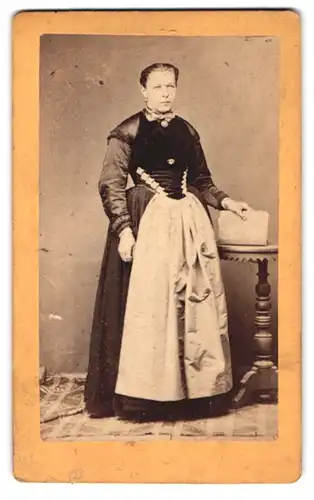 Fotografie E. Werner, Olten, Portrait Aargauerin in Tracht mit Schürze