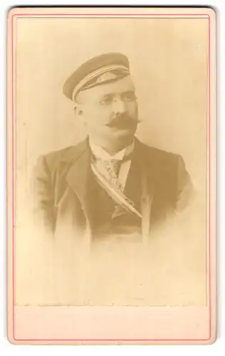 Fotografie Fotograf und Ort unbekannt, Portrait älterer Student mit Tellermütze und Couleur