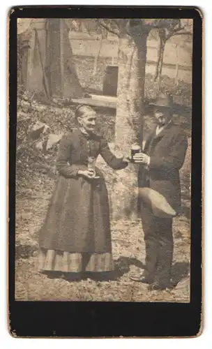 Fotografie Fotograf und Ort unbekannt, Wirtin reicht dem Gast das nächste Schwarzbier