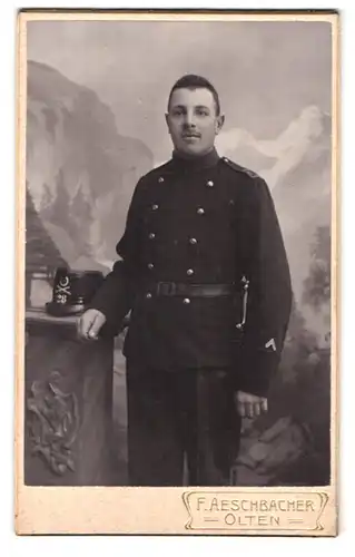 Fotografie F. Aeschbacher, Olten, Römerstr. 938, Portrait schweizer Soldat in Uniform Rgt. 28 mit Tschako