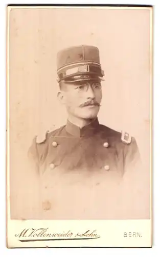 Fotografie M. Vollenweider & Sohn, Bern, Postgasse 68, Portrait schweizer Soldat in Uniform mit zwicker Brille