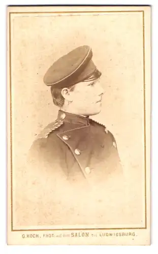 Fotografie G. Koch, Ludwigsburg, auf dem Salon, Portrait Einjährig-Freiwilliger Chevauleger in Uniform