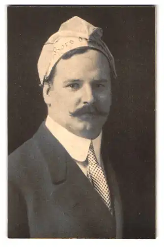 Fotografie Oscar Risling, Zürich, Portrait Student der Marquis hors d`oevre des Reyches Turicensis, Eule