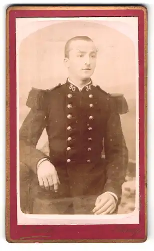 Fotografie J. Favrat, Annecy, Passage de la Post, Portrait junger Soldat in Uniform Rgt. 30 mit Epauletten