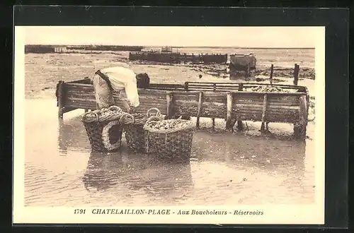 AK Chatelaillon-Plage, Aux Boucholeurs, Réservoirs, Muschelfischer bei der Arbeit