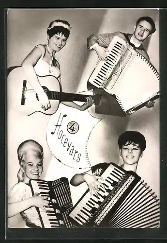 AK Musiker der Band Hocevars mit Instrumenten
