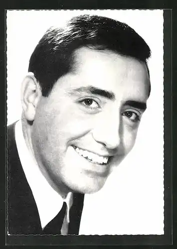 AK Musiker Vittorio im Anzug