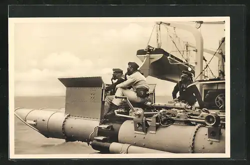 AK Matrosen mit Gasmasken am Torpedo-Drillingsrohr eines Kriegsschiffes