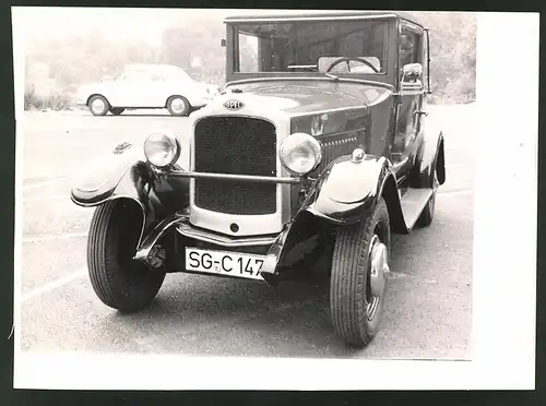 Fotografie Auto Opel, PKW mit Kfz-Kennzeichen Solingen auf einem Parkplatz