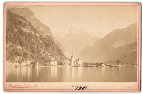 Fotografie Charnaux freres & Cie, Geneve, Ansicht Flüelen, Panorama des Ortes mit Gebirgsmassiv