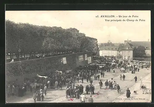 AK Avallon, Un jour de Foire, Vue principale du Champ de Foire