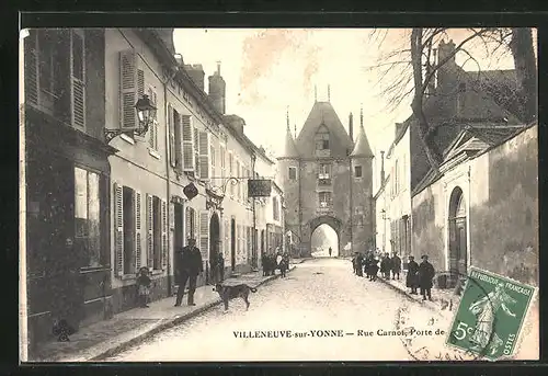 AK Villeneuve-sur-Yonne, Rue Carnot, Porte de Joigny