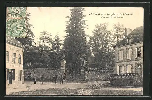 AK Vallery, La place du Marché devant le Chateau