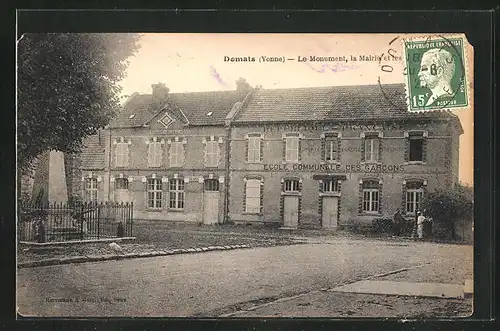 AK Domats, Le Monument, la Mairie et les Ecoles