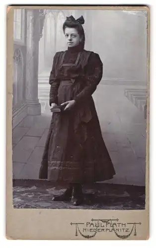 Fotografie Paul Plath, Niederplanitz, Parkstr. 22, Hübsche Frau im schwarzen Kleid mit Buch