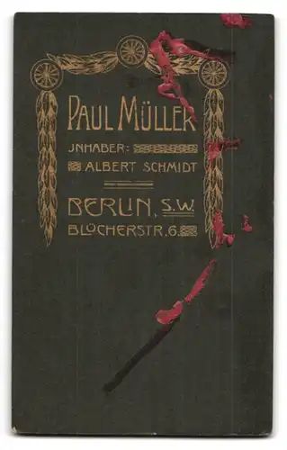 Fotografie Paul Müller, Berlin, Blücherstr. 6, Kleines Kind im weissen Hemd sitzend auf einem Fell