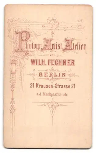 Fotografie W. Fechner, Berlin, Krausenstr. 21, Dame in eleganter Kleidung mit zusammengesteckten Haaren