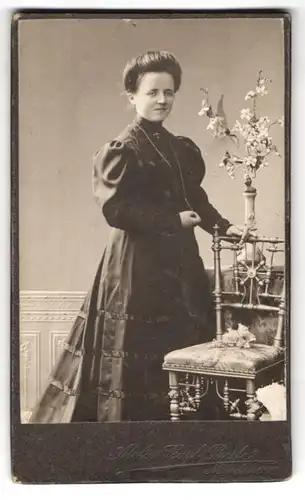 Fotografie Carl Beste, Minden i. W., Bäckerstr. 13, Frau im Kleid mit Föhnfrisur