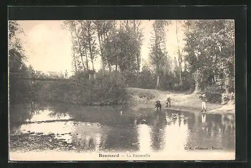AK Bonnard, La Passerelle, Kinder spielen am Ufer