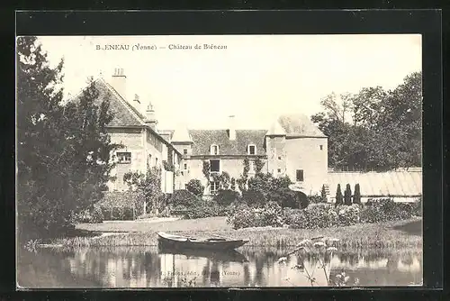 AK Bleneau, kleines Ruderboot am Ufer vor dem Schloss