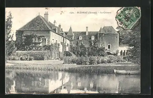 AK Bleneau, Le Chateau, am Ufer mit einem kleinen Boot